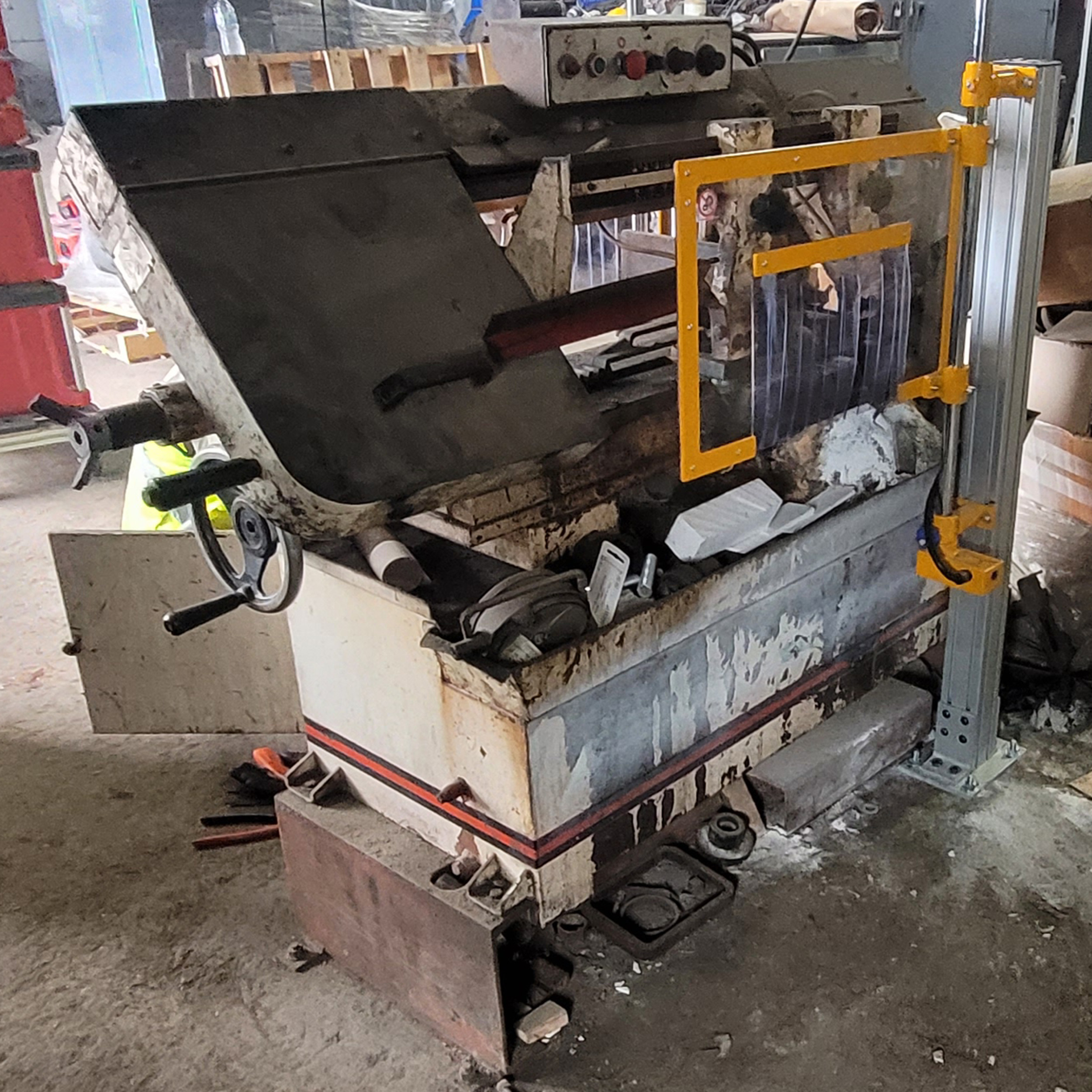 Horizontal shop bandsaw shields